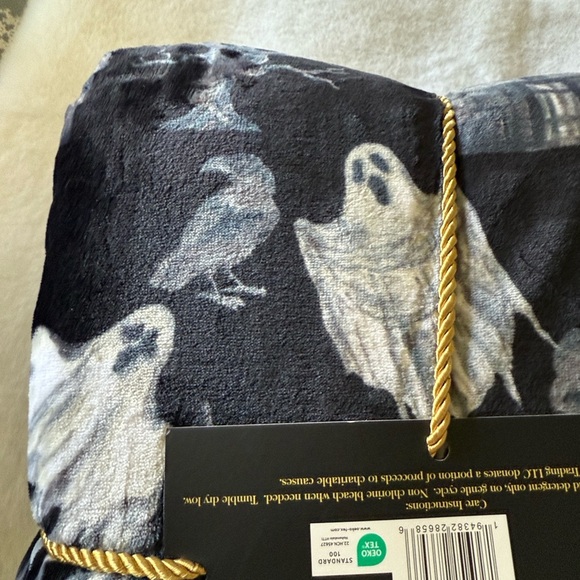 Rachel Roy ghosts,crows, haunted house
Skulls Throw - Picture 5 of 9